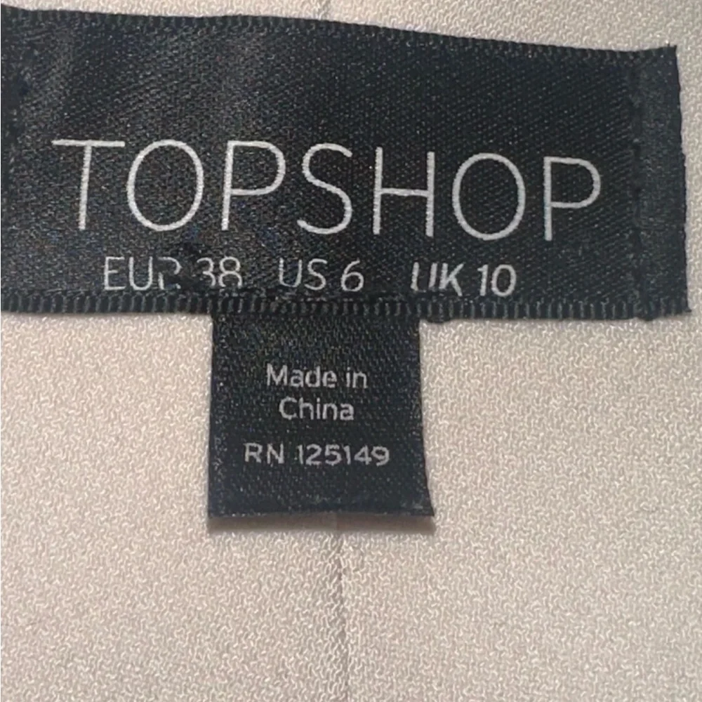 Topshop Cream Structured Crop
Top with Silver Eyelet Detailing Size 6 Like New! - Picture 7 of 9
